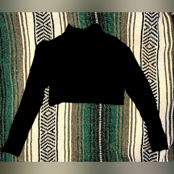 Size Medium, mock neck crop top in black. It’s been tried on, but never worn out - Picture 1 of 5